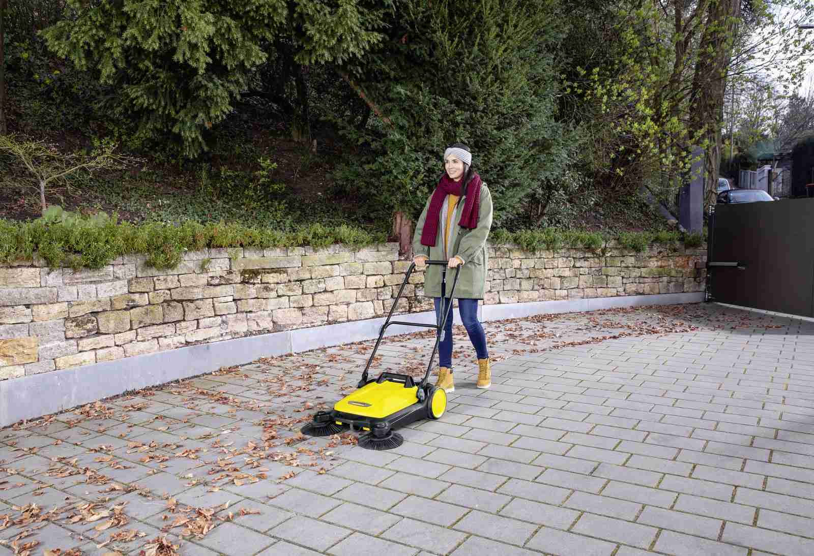 Karcher S4 Twin Commercial Vacuum Push-Sweeper - Image 2