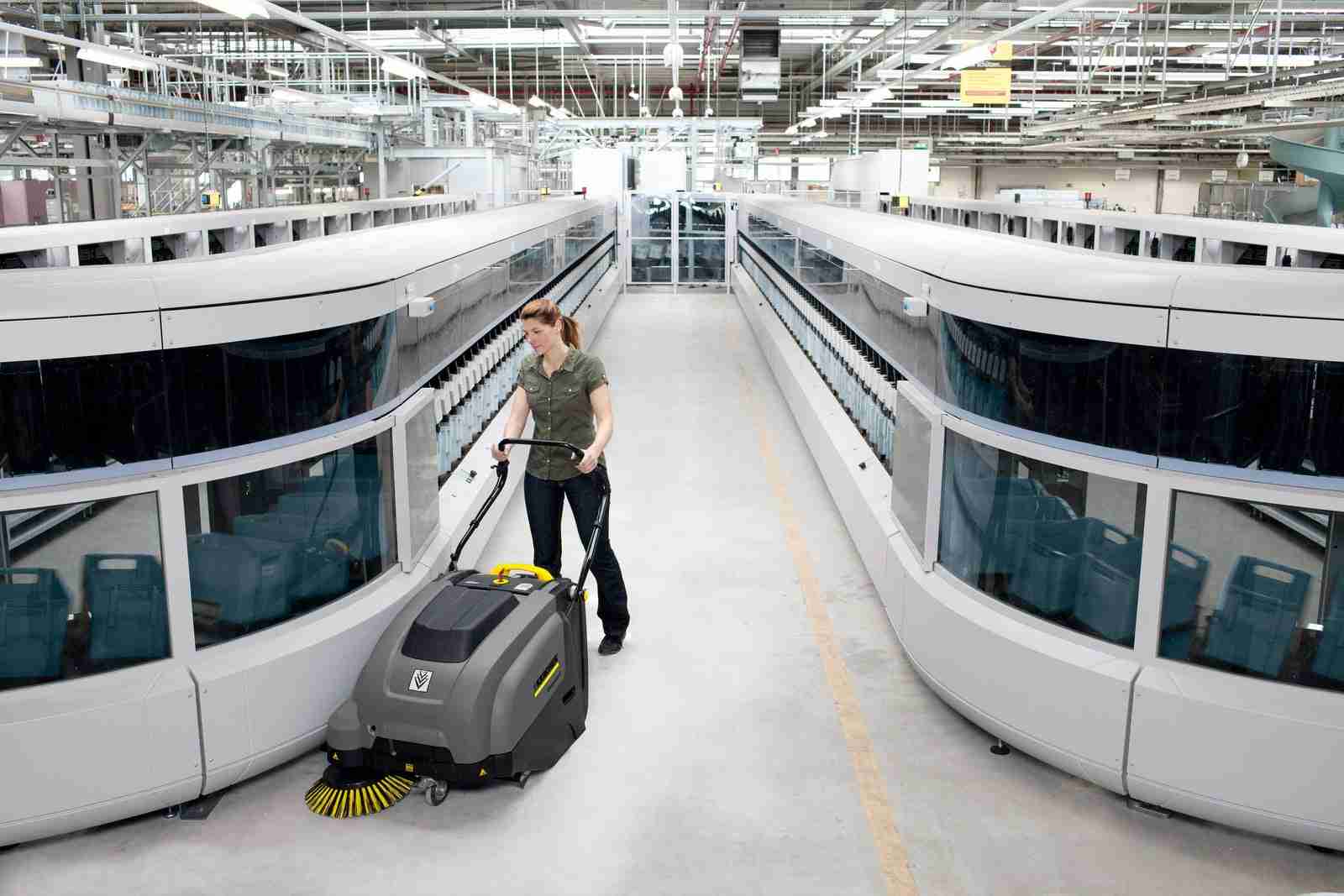 Karcher KM75/40 W BP Commercial Walk-Behind Vacuum Sweeper - Image 2