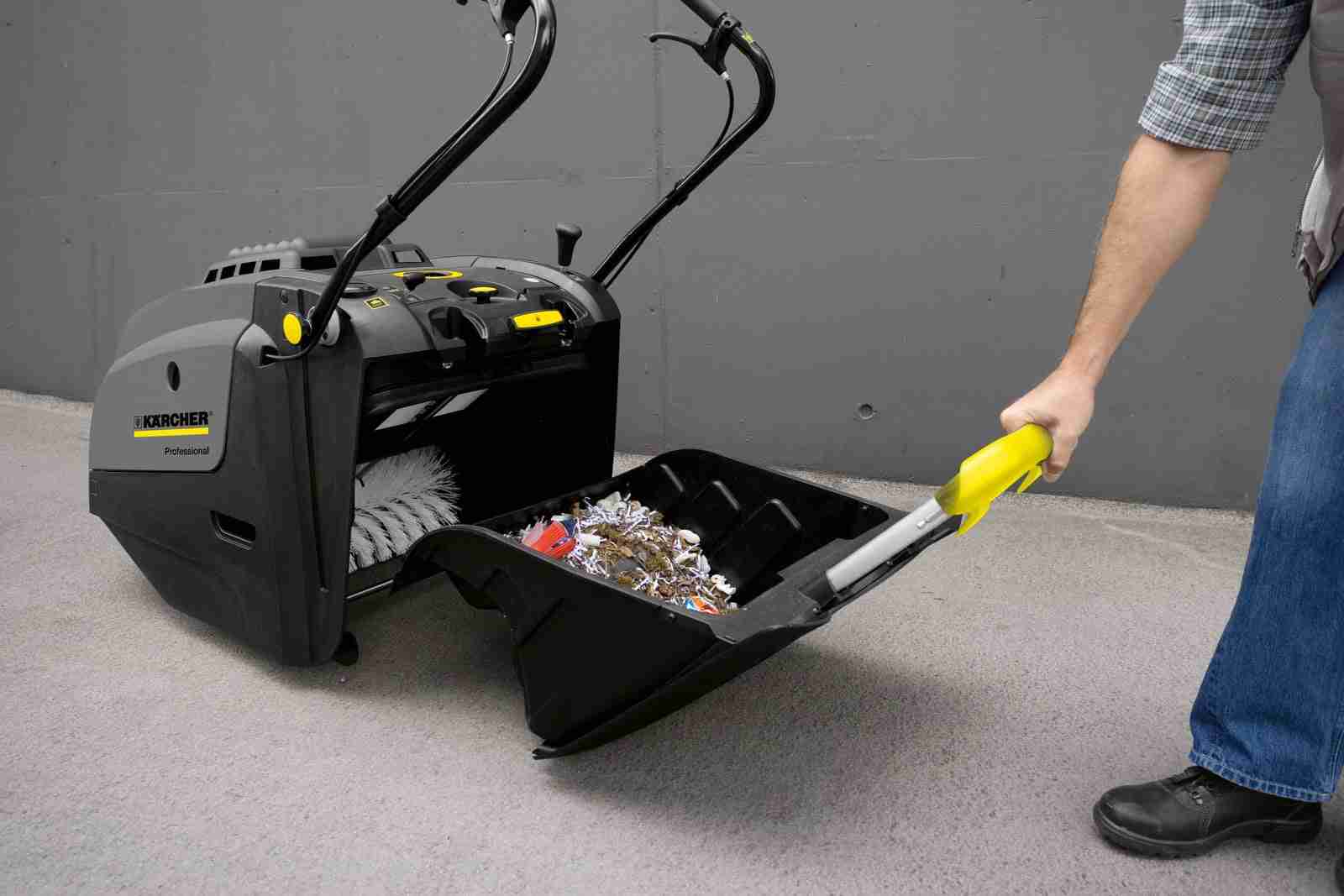 Karcher KM75/40 W BP Commercial Walk-Behind Vacuum Sweeper - Image 3